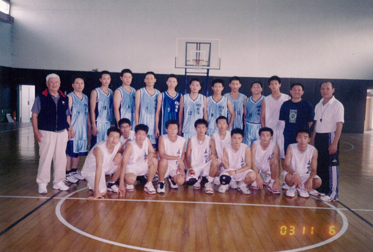 嘉中籃球隊與王輝教練及潘義坤教練合照